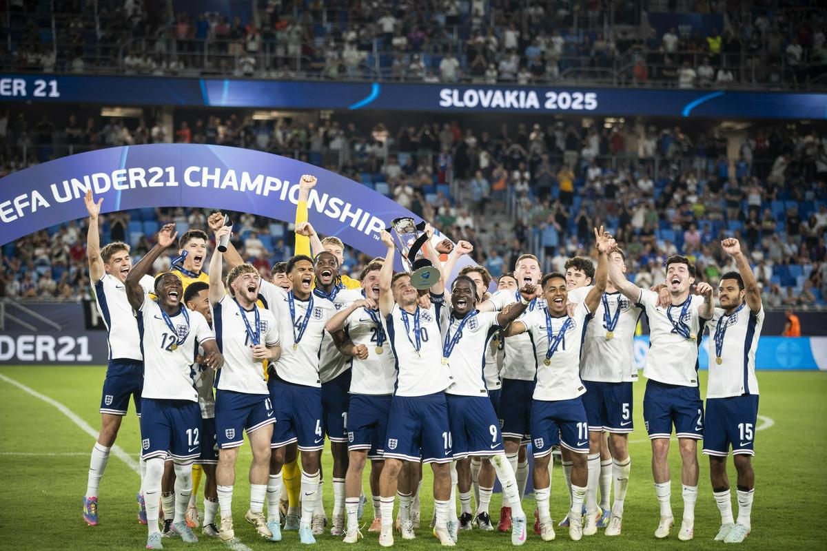 Angleški upi v razburljivem finalu po podaljšku ubranili naslov