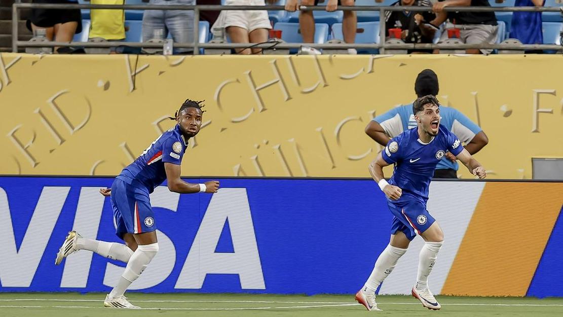 V Charlottu dve uri zaman čakali na dež, Chelsea po podaljšku v četrtfinale