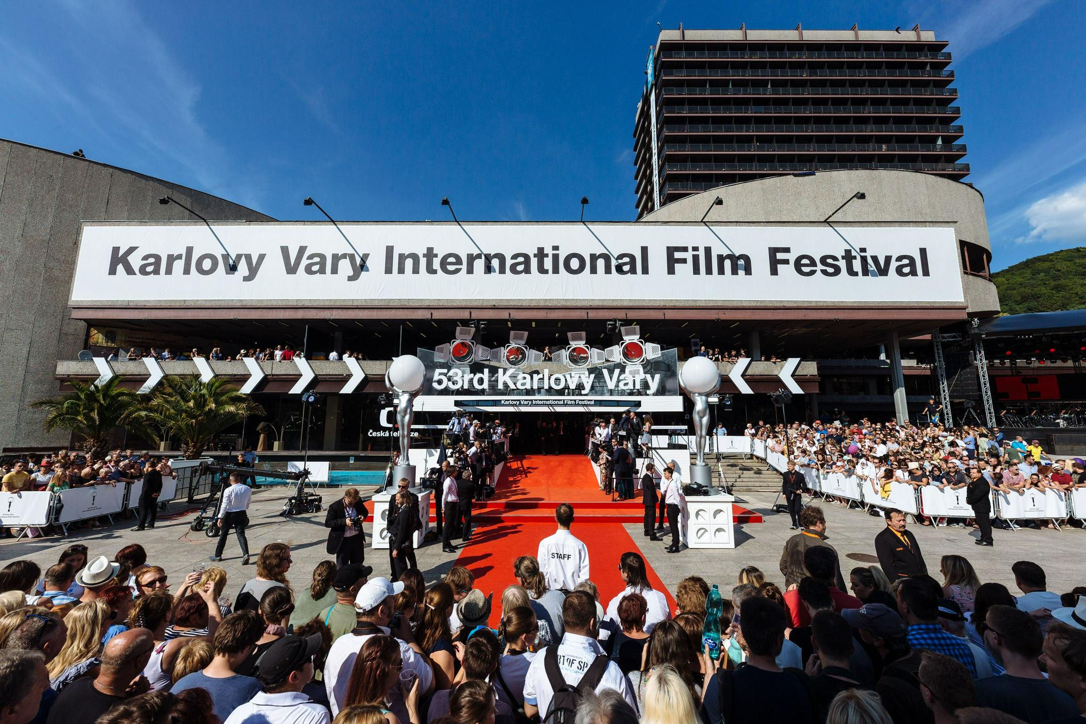 V Karlovih Varih že 60. edicija filmskega festivala. Kdo se poteguje za kristalni globus?