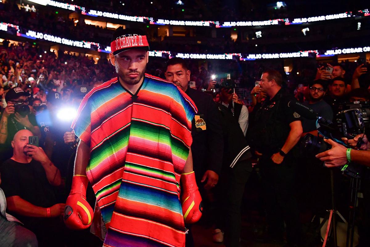 Boksar Chavez jr. po aretaciji v Los Angelesu pred izgonom v Mehiko