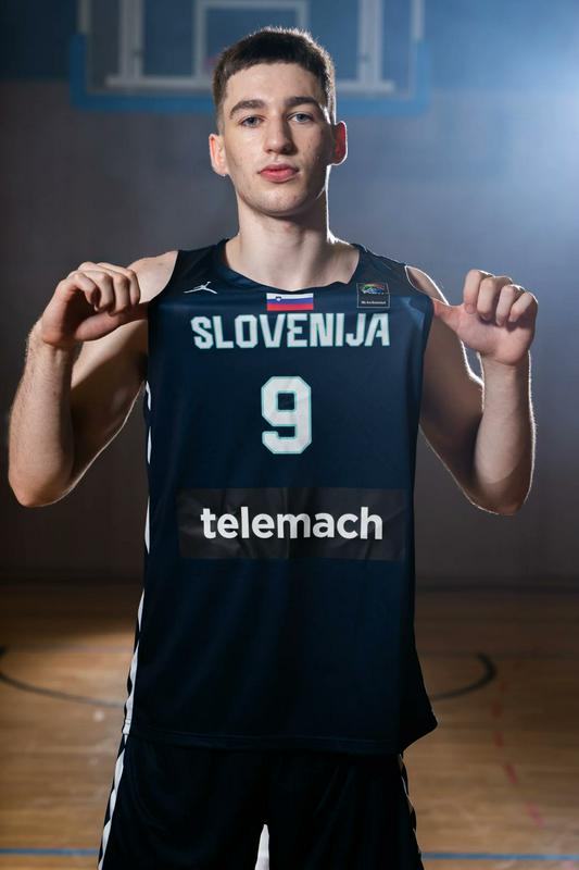 Mladi Slovenci na krilih Smrekarja v polfinale SP-ja do 19 let