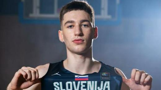 Mladi Slovenci na krilih Smrekarja v polfinale SP-ja do 19 let