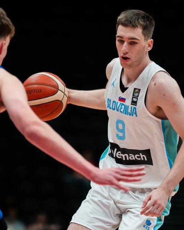 Mladi Slovenci na krilih Smrekarja v polfinale SP-ja do 19 let