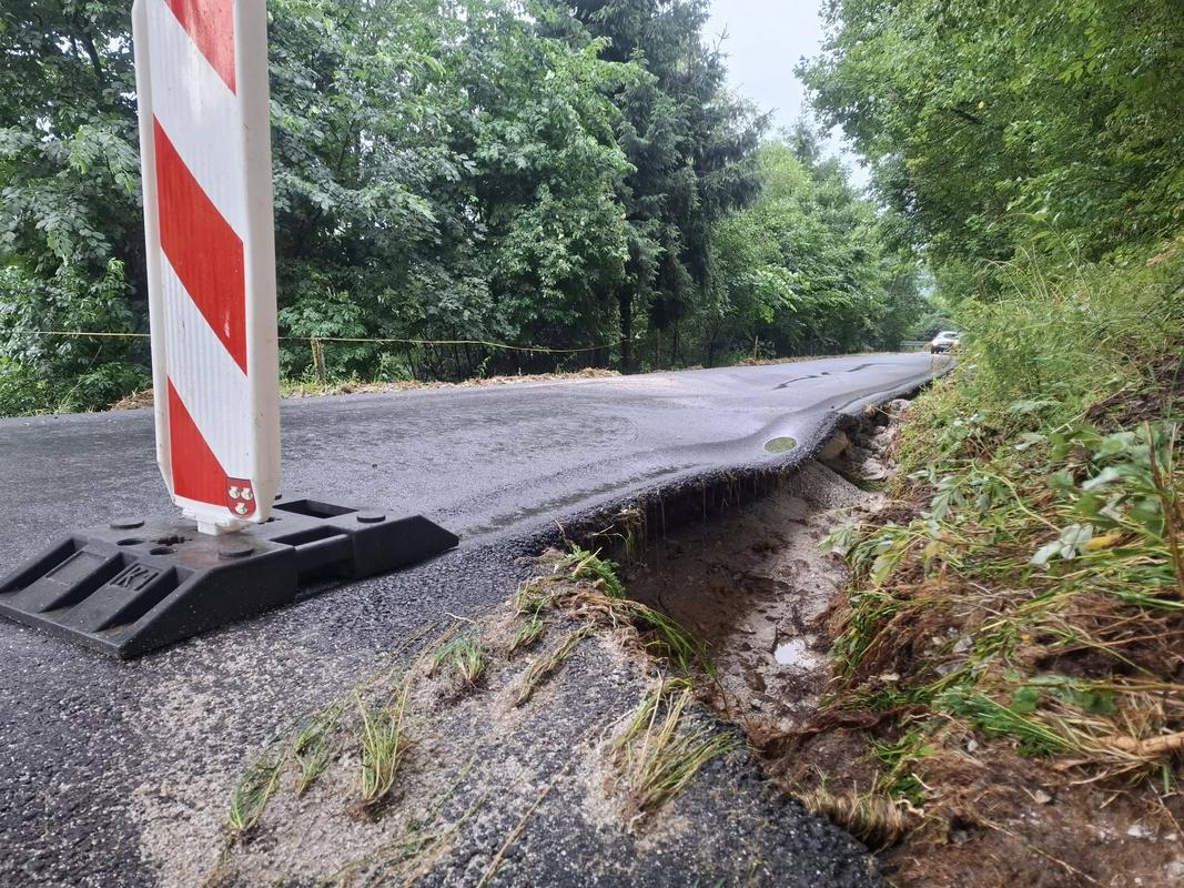 Po petkovem neurju v Vitanju posledice, kakršnih ne pomnijo – zaradi dežja se prožijo novi plazovi
