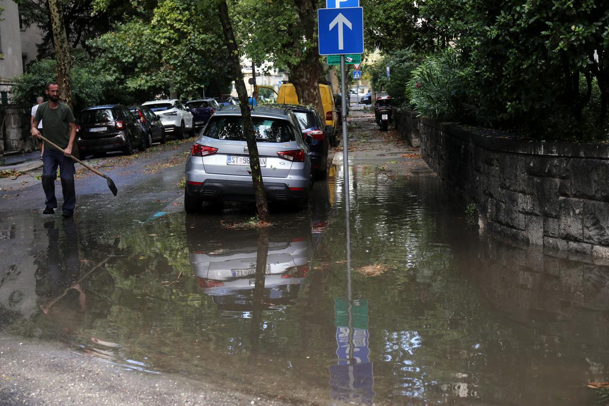 Hudo neurje v Splitu odnašalo strehe in lomilo drevje