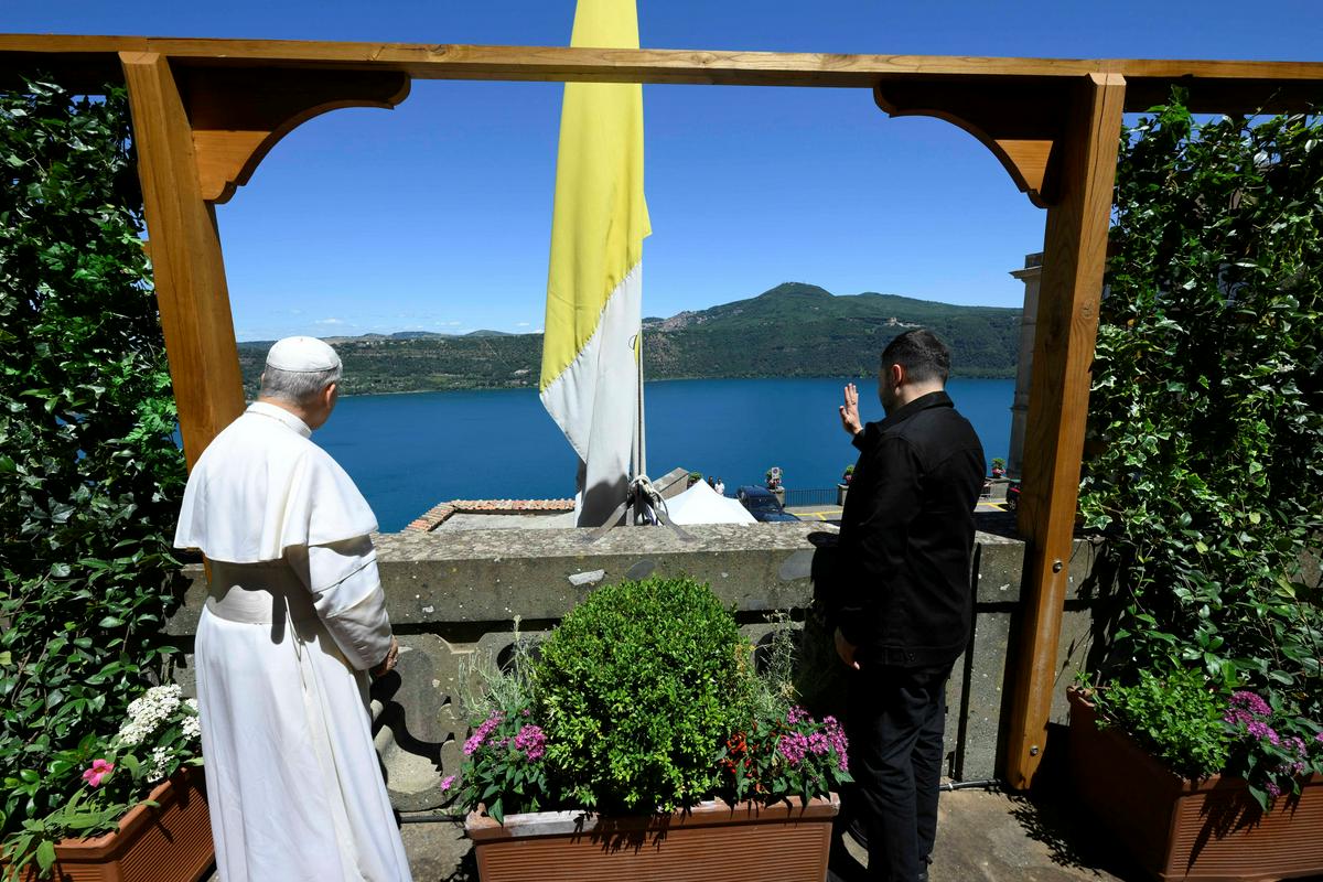 Papež Leon XIV. je na srečanju z Zelenskim Vatikan ponudil kot prizorišče mirovnih pogajanj