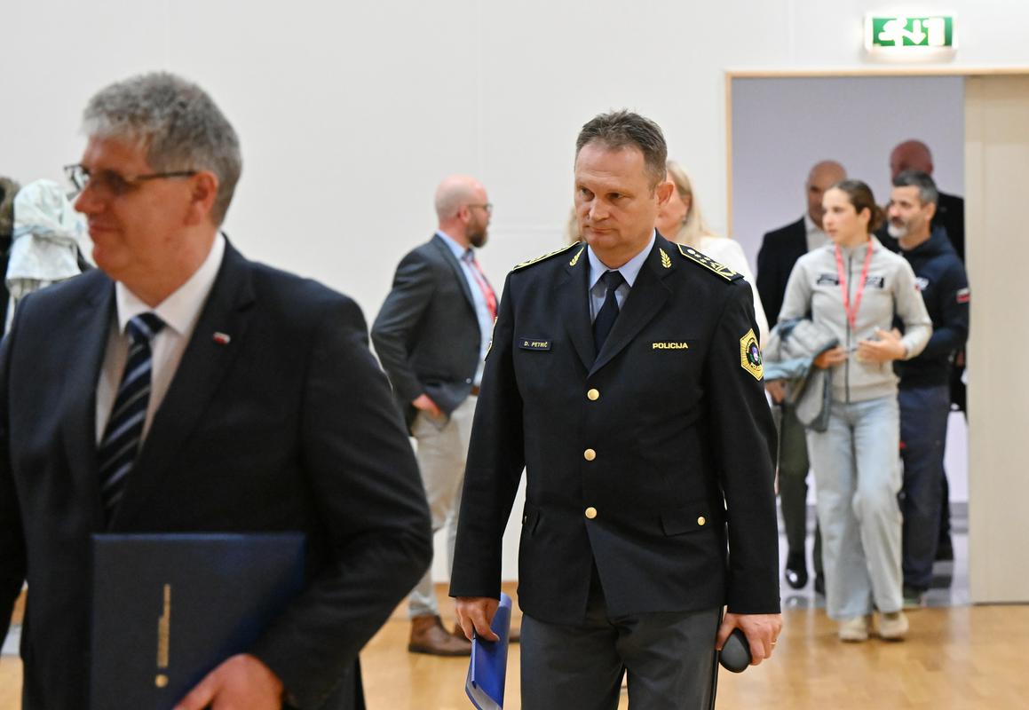 Minister Poklukar išče rešitev za razpisni zaplet za mesto generalnega diretkorja policije