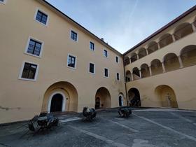 Dvorišče gradu Mokrice Foto: Tanja Mojzer