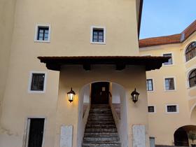 Dvorišče gradu Mokrice Foto: Tanja Mojzer