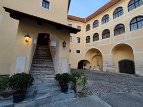 Dvorišče gradu Mokrice Foto: Tanja Mojzer