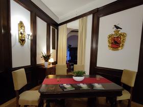 V restavraciji 1444 v notranjosti gradu Mokrice lahko vidimo grb vrane s puščico Foto: Tanja Mojzer