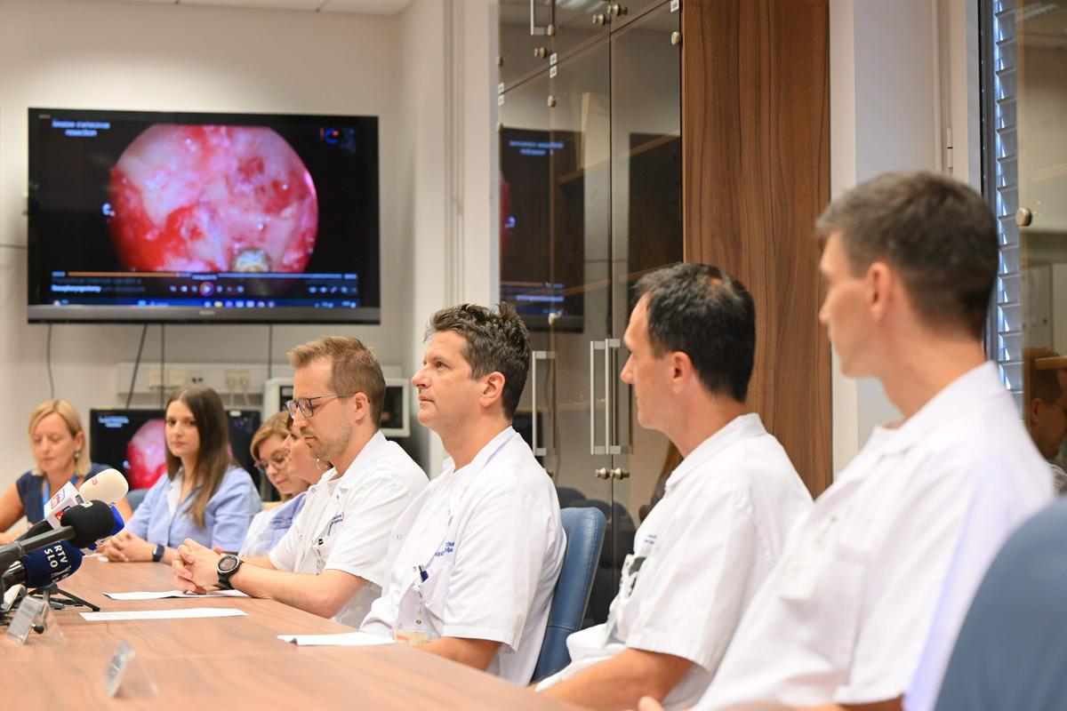 V UKC-ju Ljubljana brez rezov na obrazu uspešno odstranili raka na nosnem delu žrela
