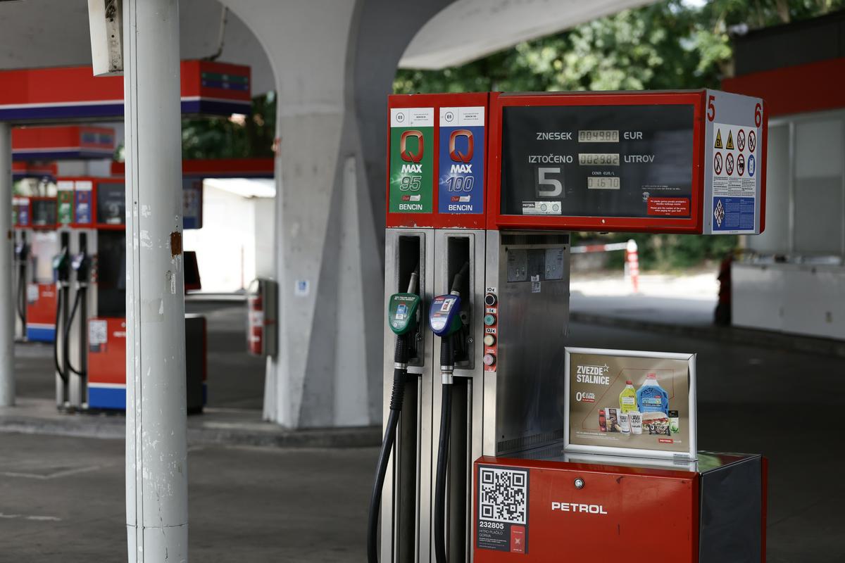Neuradno naj bi bilo 36 Petrolovih črpalk nedobičkonosnih. Golob družbi očita izsiljevanje.