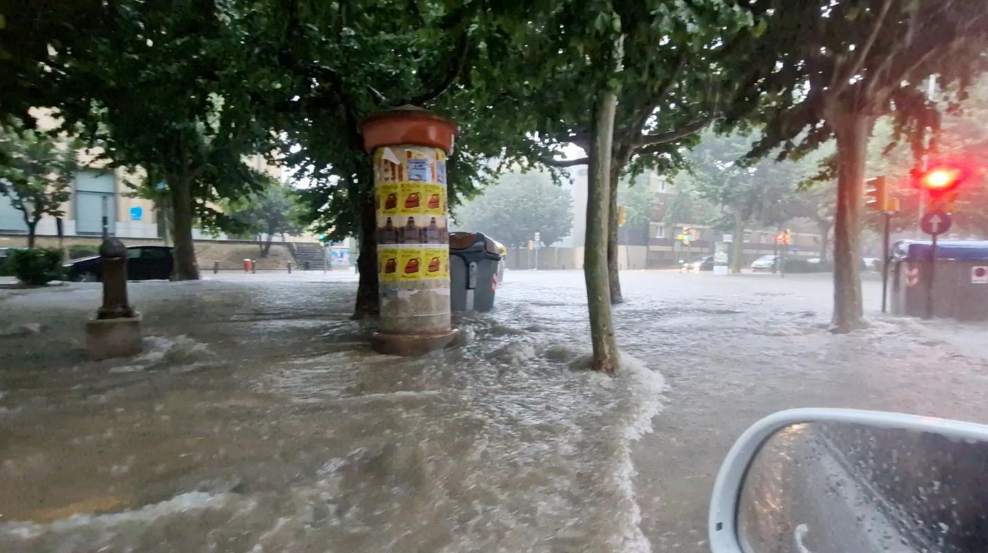 Katalonijo prizaelo hudo neurje, dva človeka pogrešajo