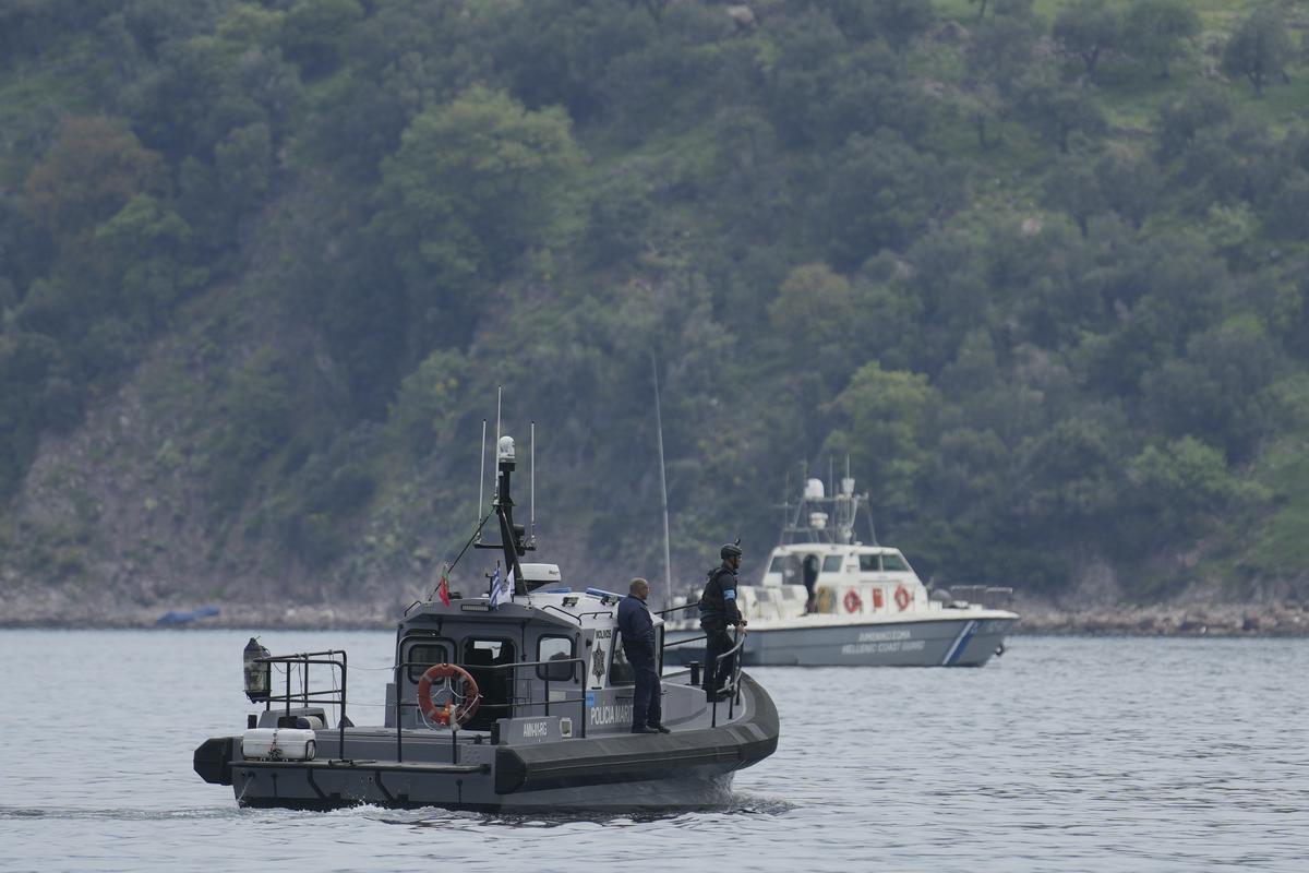 Med iskalno akcijo prebežnikov pri Lezbosu potonila ladja evropske obalne straže