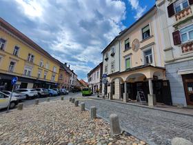 Prešernova ulica ob mestnem stolpu in gledališču. Foto: Tanja Mojzer