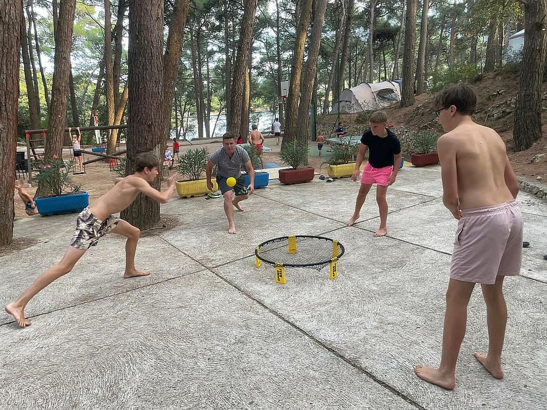Spikeball - dinamična igra za počitniške dni