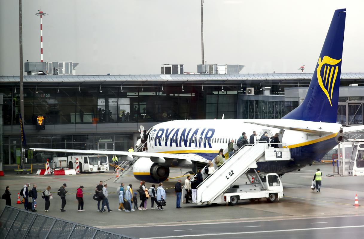 Ryanair digitalizira vozovnice, na Portugalskem opozarjajo, da morajo papirnate ostati dostopne