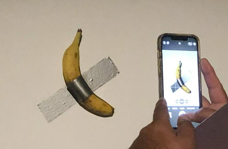 Lačni umetnosti: slavna Cattelanova banana (znova) snedena s stene muzeja