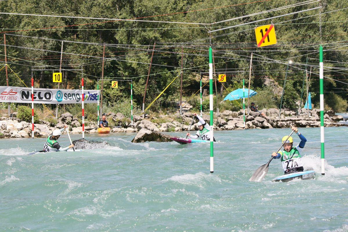 Mladi kanuisti na domačem EP-ju v Solkanu zaradi napake ob medaljo
