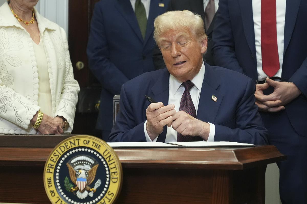 Trumpovo "darilo narodu": pregrešno draga plesna dvorana v Beli hiši