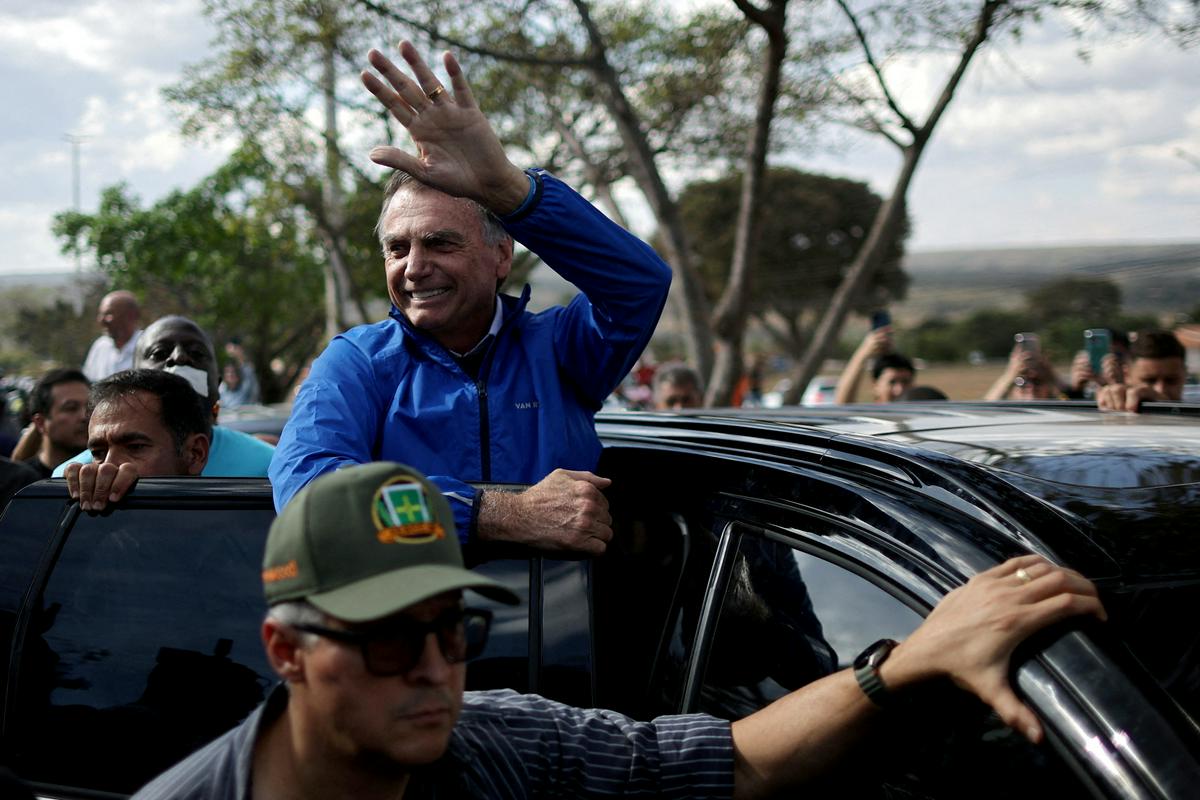 Brazilski vrhovni sodnik odredil hišni pripor za nekdanjega predsednika Jaira Bolsonara