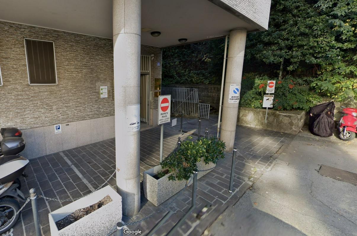 Predsednik FJK-ja Fedriga obsodil žaljiv napis na slovenskem konzulatu v Trstu