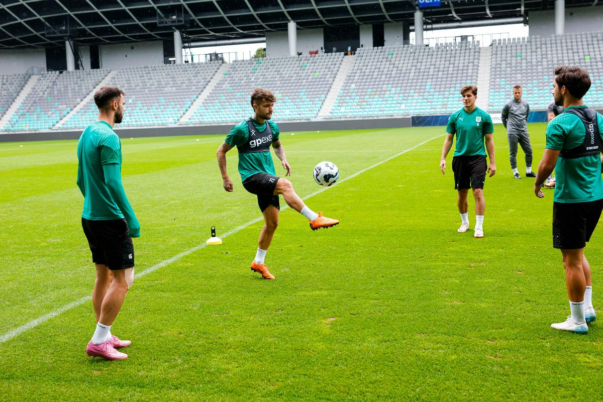 Senzen skuša spraviti kamenčke na pravo mesto; na klop Olimpije se lahko vrne Sanchez