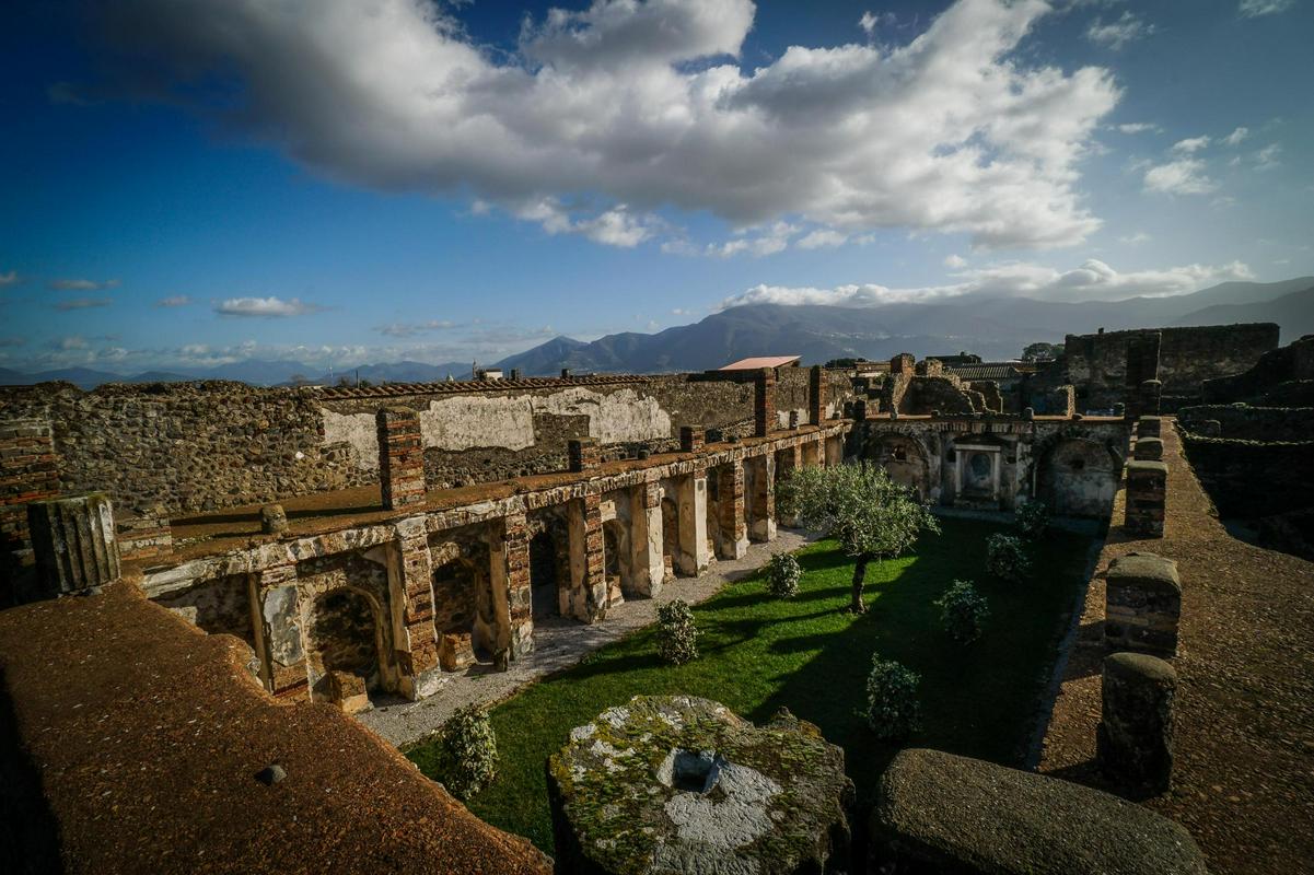 Nove najdbe potrdile, da so se ljudje po vulkanskem izbruhu vrnili med ruševine Pompejev