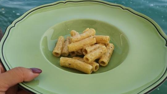 Italijani skočili v zrak – Britanci recept za slavne testenine pokvarili z maslom in parmezanom