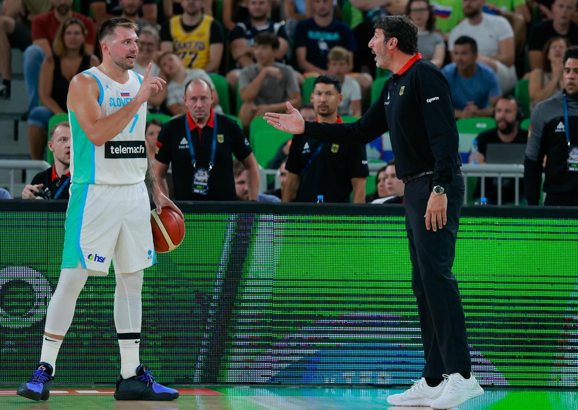 Mumbru razkril svoja favorita, v Nemčiji stožensko sojenje označili za popoln kaos