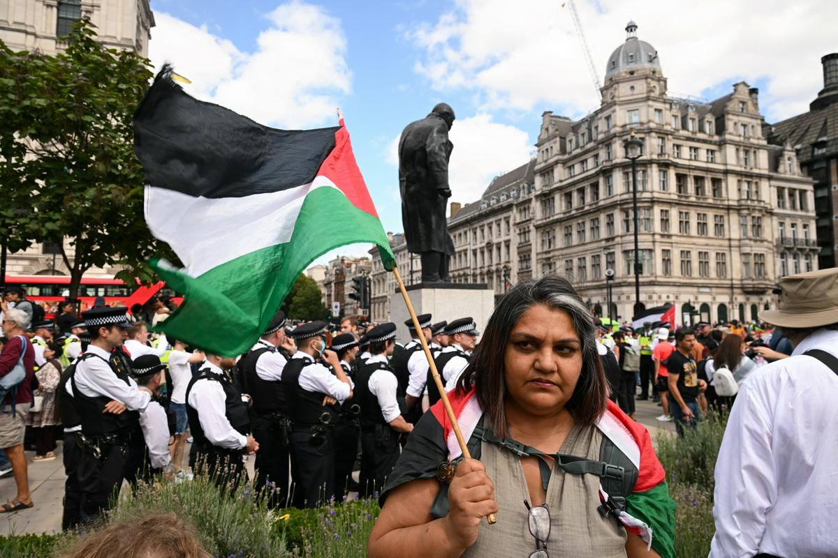 V Londonu policija aretirala več kot 150 propalestinskih protestnikov