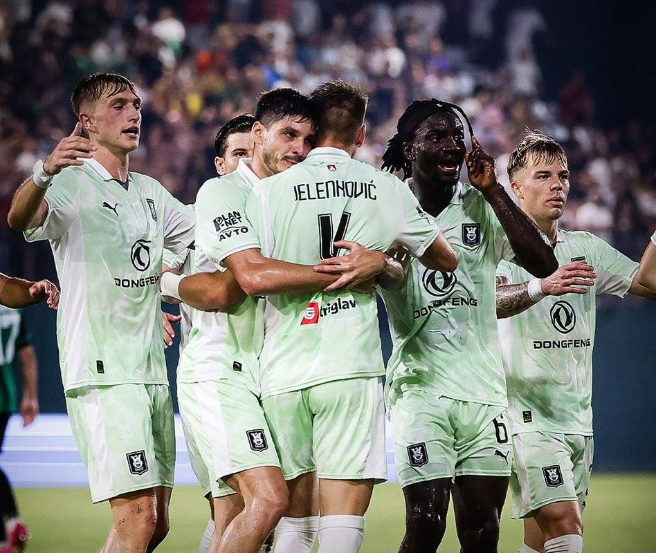 Ob 17.30: Olimpija − Domžale, ob 20.15: Mura − Celje