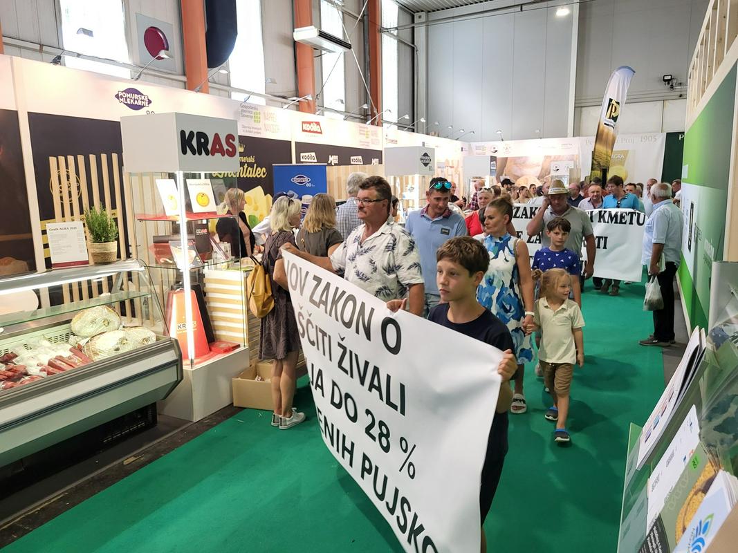 Na sejmu Agra protest skupine prašičerejcev in predstavnikov kmetijskih nevladnih organizacij