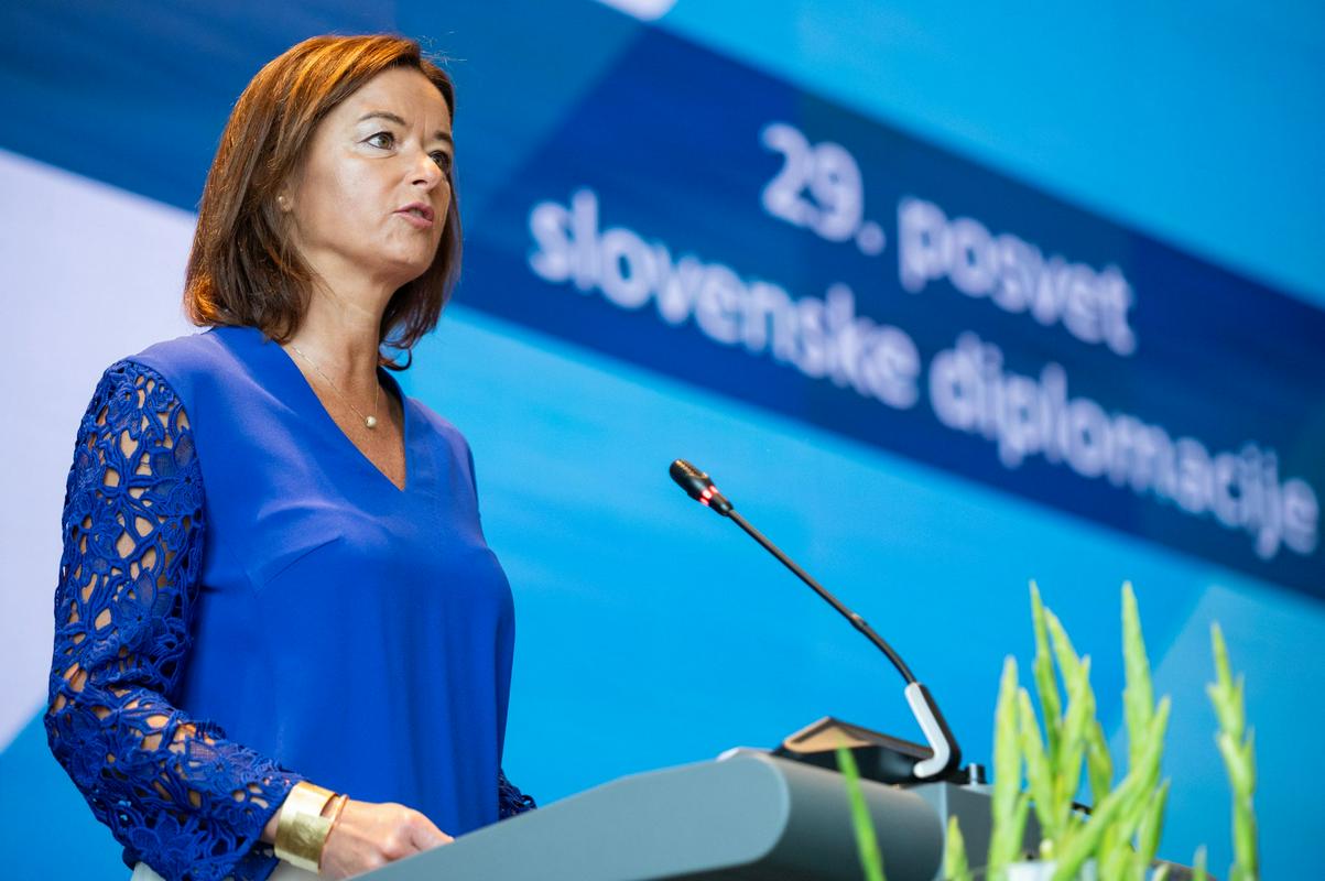 Fajon na posvetu z diplomati: EU bo morala premostiti notranje delitve