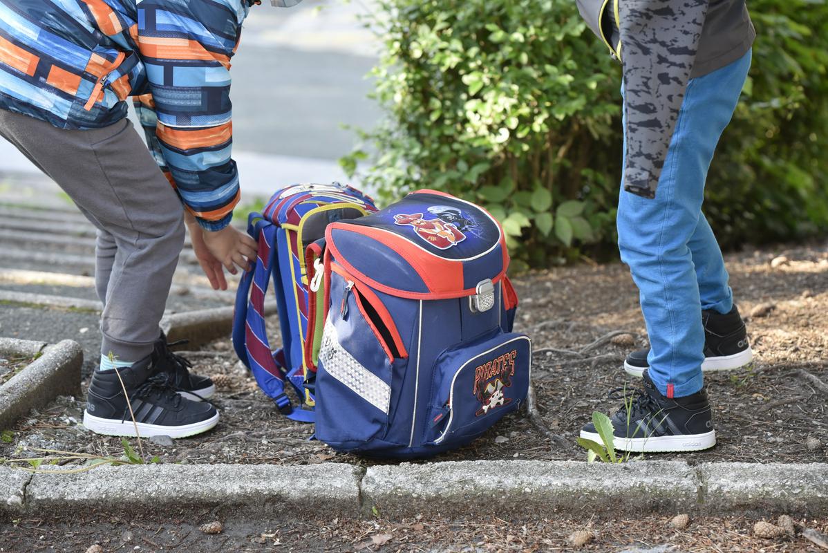 Civilna iniciativa za svobodo izobraževanja ministrstvu predala podpise za vrnitev odvzetih otrok