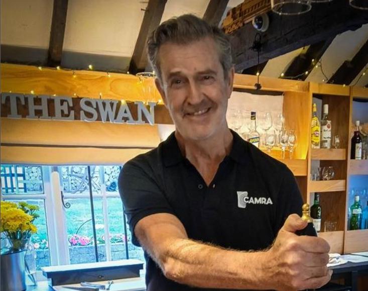 Rupert Everett dela kot točaj, da bi rešil propadajoči vaški pub