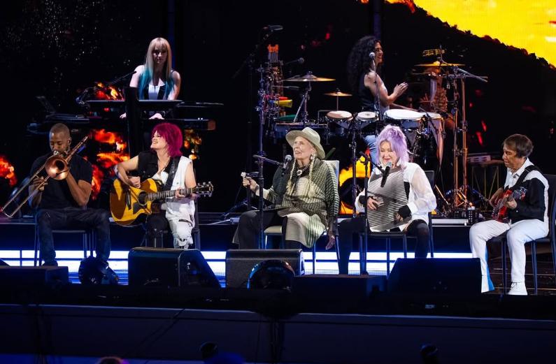Cyndi Lauper se je od odrov poslovila v družbi Cher, SZA in Joni Mitchell