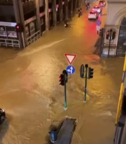 Trst v torek zajel močan naliv. Poplavljene so bile številne ulice, trgovine, lokali.