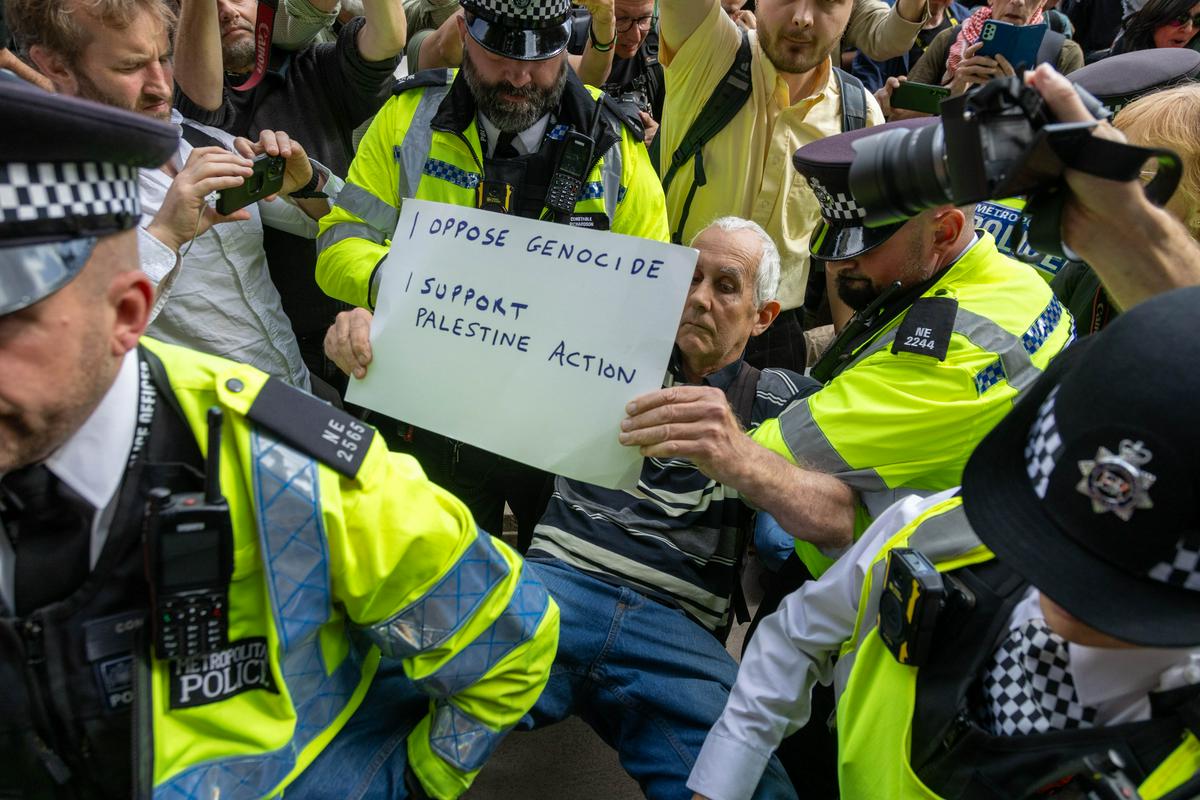V Londonu številne aretacije zaradi podpore propalestinski skupini, ki je označena za teroristično