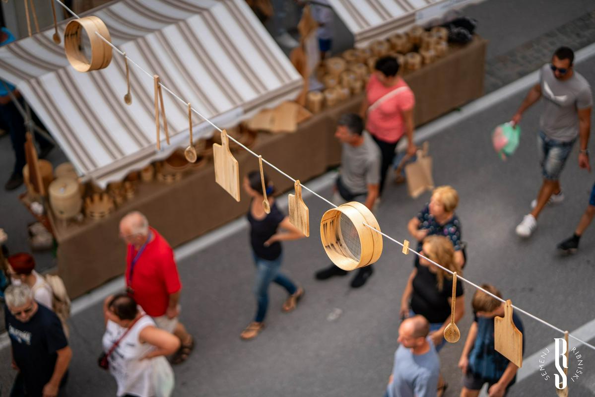 V Ribnici tradicionalni semenj suhe robe in lončarstva