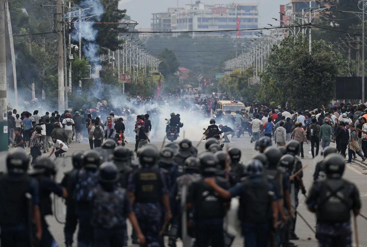 V Nepalu protesti zaradi blokade družbenih omrežij zahtevali žrtve