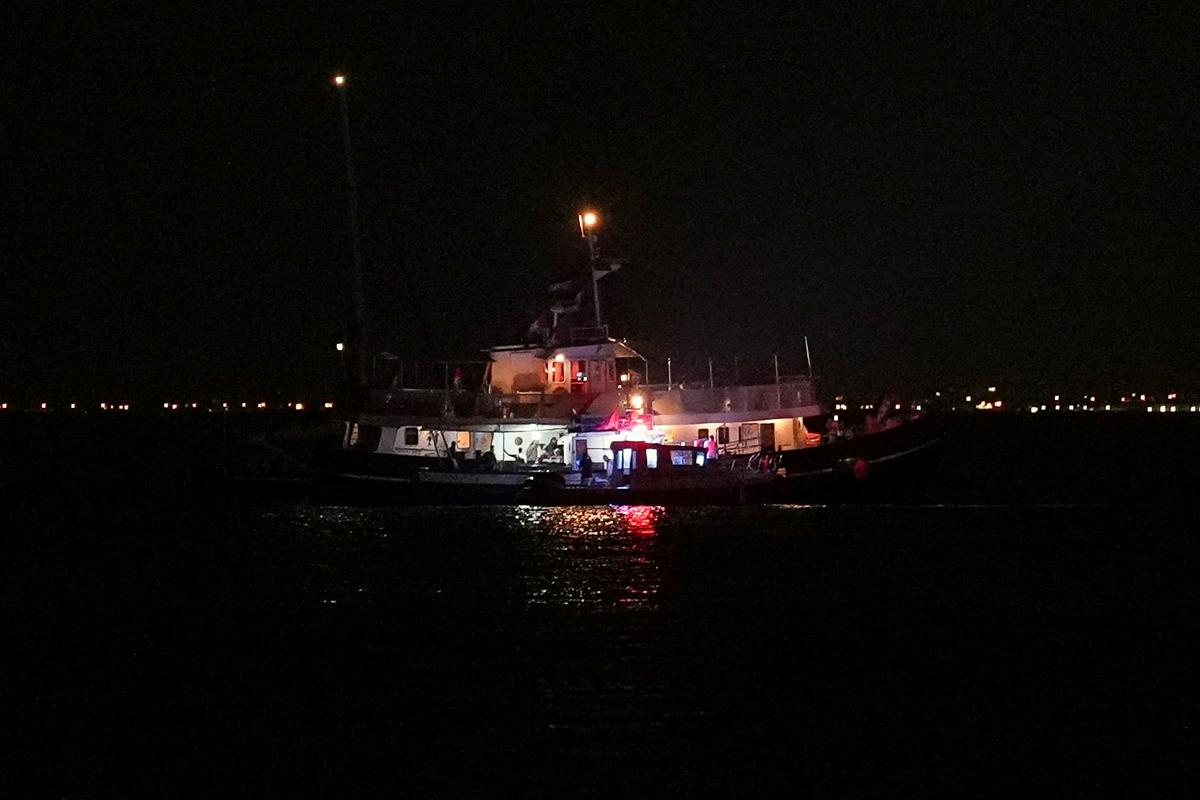 Flotilja za Gazo trdi, da je eno od ladij zadel brezpilotni letalnik. Tunizija napad zanika.