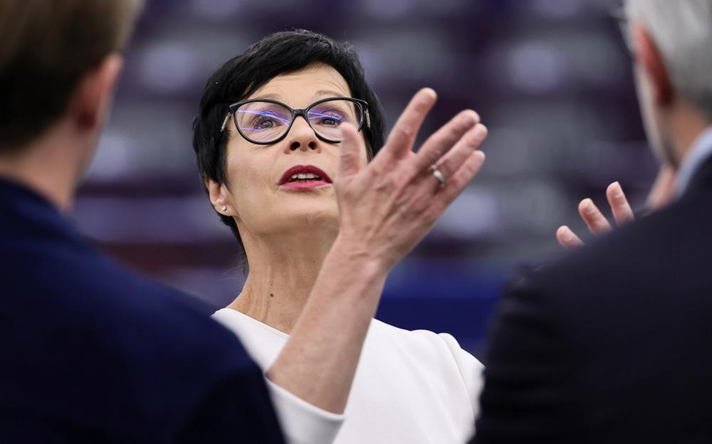 Marta Kos kritizirala Vučićev obisk Moskve in Pekinga ter njegove žaljivke evropskih poslancev