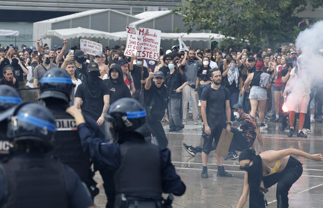 V Franciji protesti in izgredi proti varčevalnim načrtom vlade. Novi premier napoveduje spremembe.
