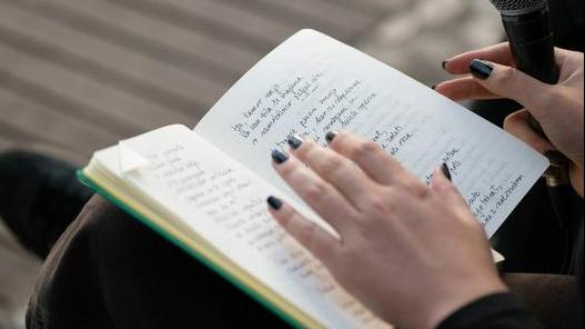 "Poezija nas opominja na temeljno človeško potrebo po jeziku, ki presega golo sporazumevanje"