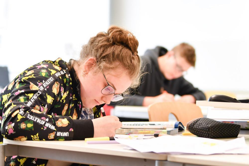 Založniki opozarjajo, da je treba pri izbiri učnih gradiv ohraniti avtonomijo učiteljev