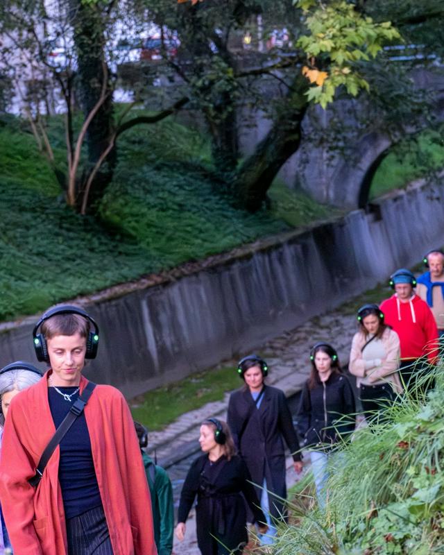 Festival korenite zvočne hoje TO)pot raziskuje spremembe prostora s poslušanjem
