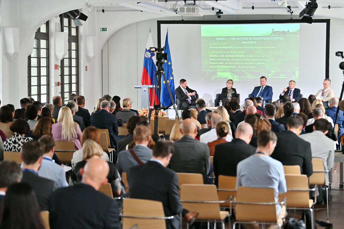 Boštjančič poudaril priložnosti, ki jih ponuja kapitalski trg, a opozoril na zamude Slovenije