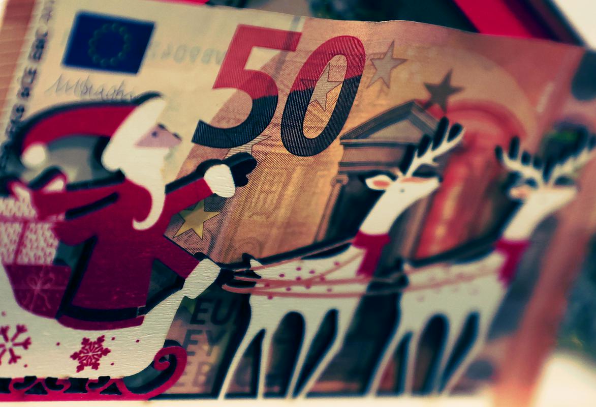 Vlada potrdila predlog o božičnici: izplačana bo najpozneje 18. decembra v vrednosti 639 evrov